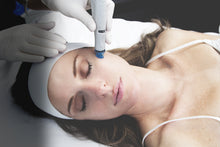 Laden Sie das Bild in den Galerie-Viewer, Hydrafacial 3er-Kur – Für porentiefe Reinigung &amp; strahlende Haut
